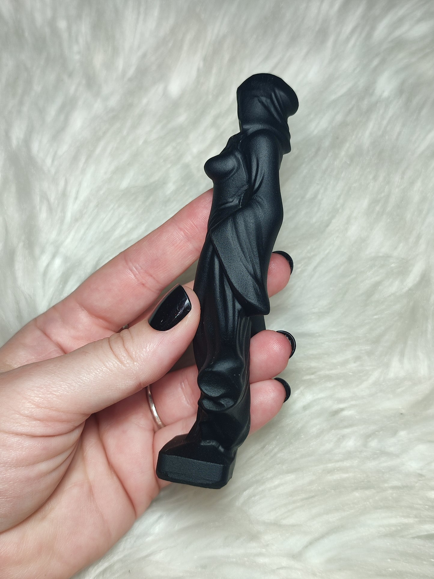 Sacerdotisa tallada en obsidiana negra - modelo Capucha