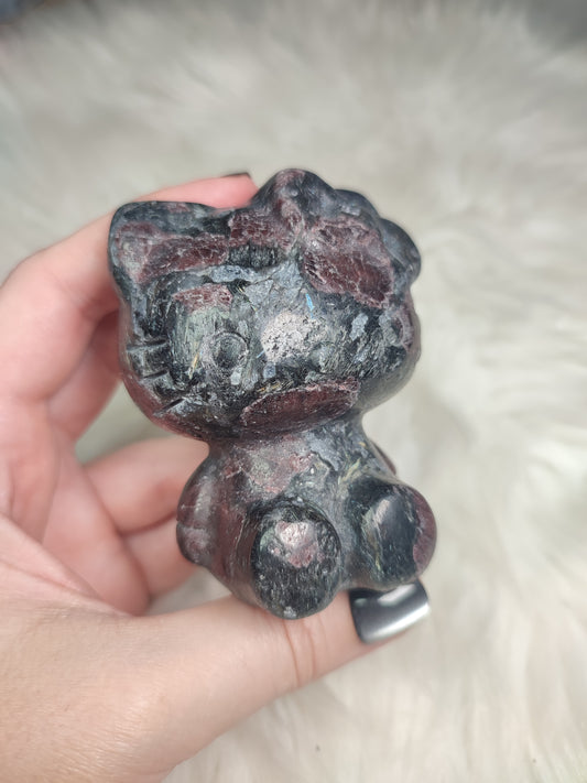 Helo Kitty tallada en astrofilita y granate 370 gramos