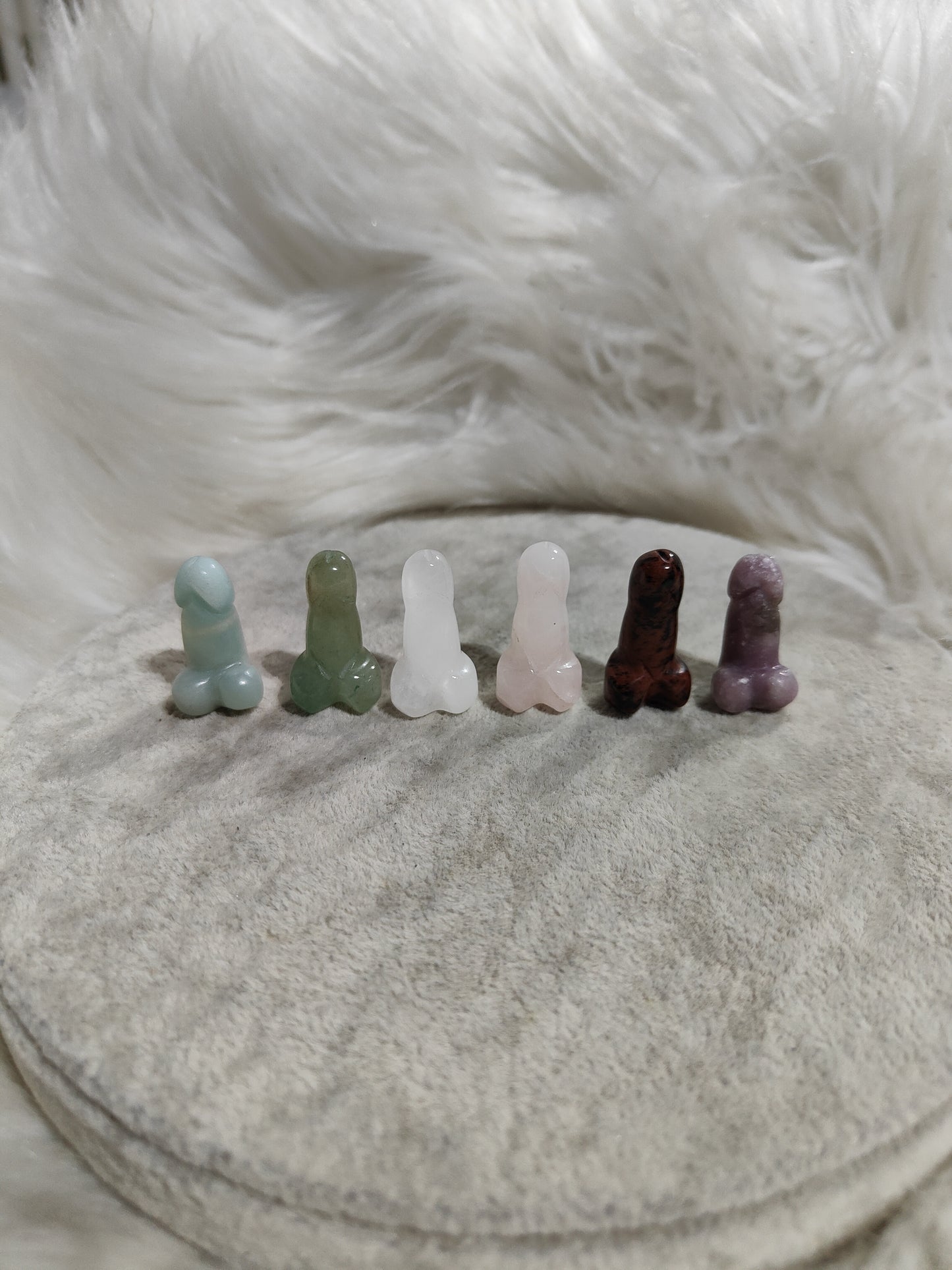 Pene alias pinga tallada en diferentes minerales