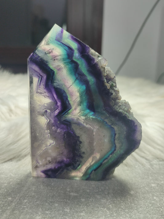 Punta fluorita semi pulida alta calidad 341 gramos