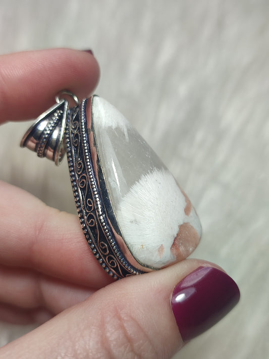Colgante baño de plata con escolecita y estilvita 108