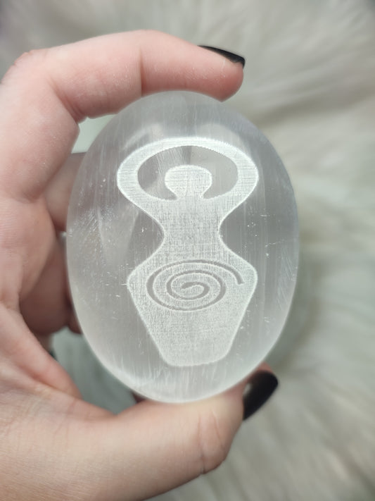 Rodado de selenita con diosa espiral tallado