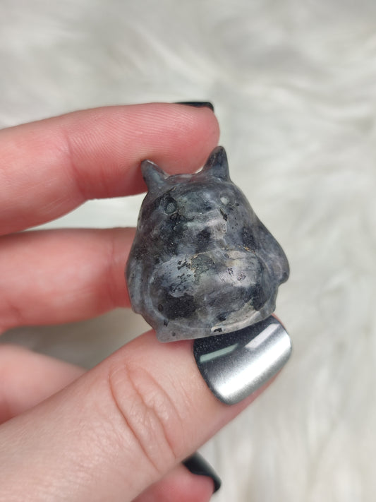 Mi vecino Totoro tallado en larvikita