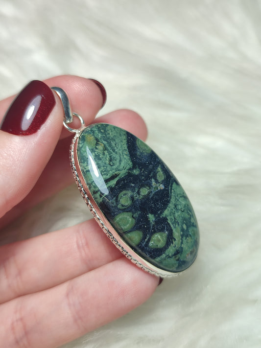 Colgante baño de plata con jaspe kambaba