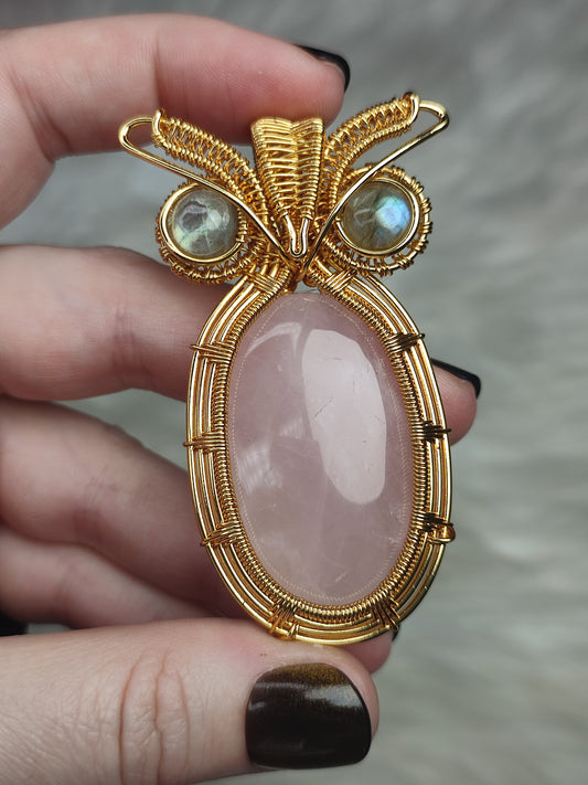 Colgante aluminio dorado con cuarzo rosa y labradorita