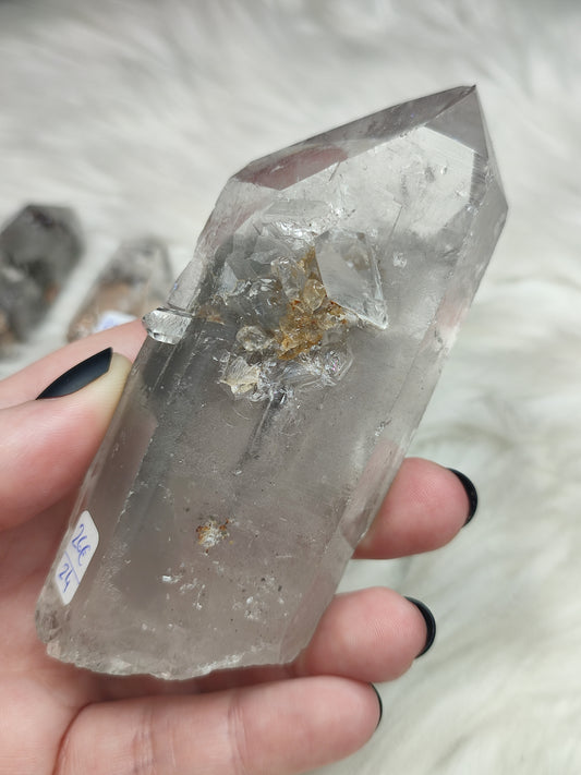 Punta cuarzo semi pulida con inclusiones y cuarzo en cuarzo n°24