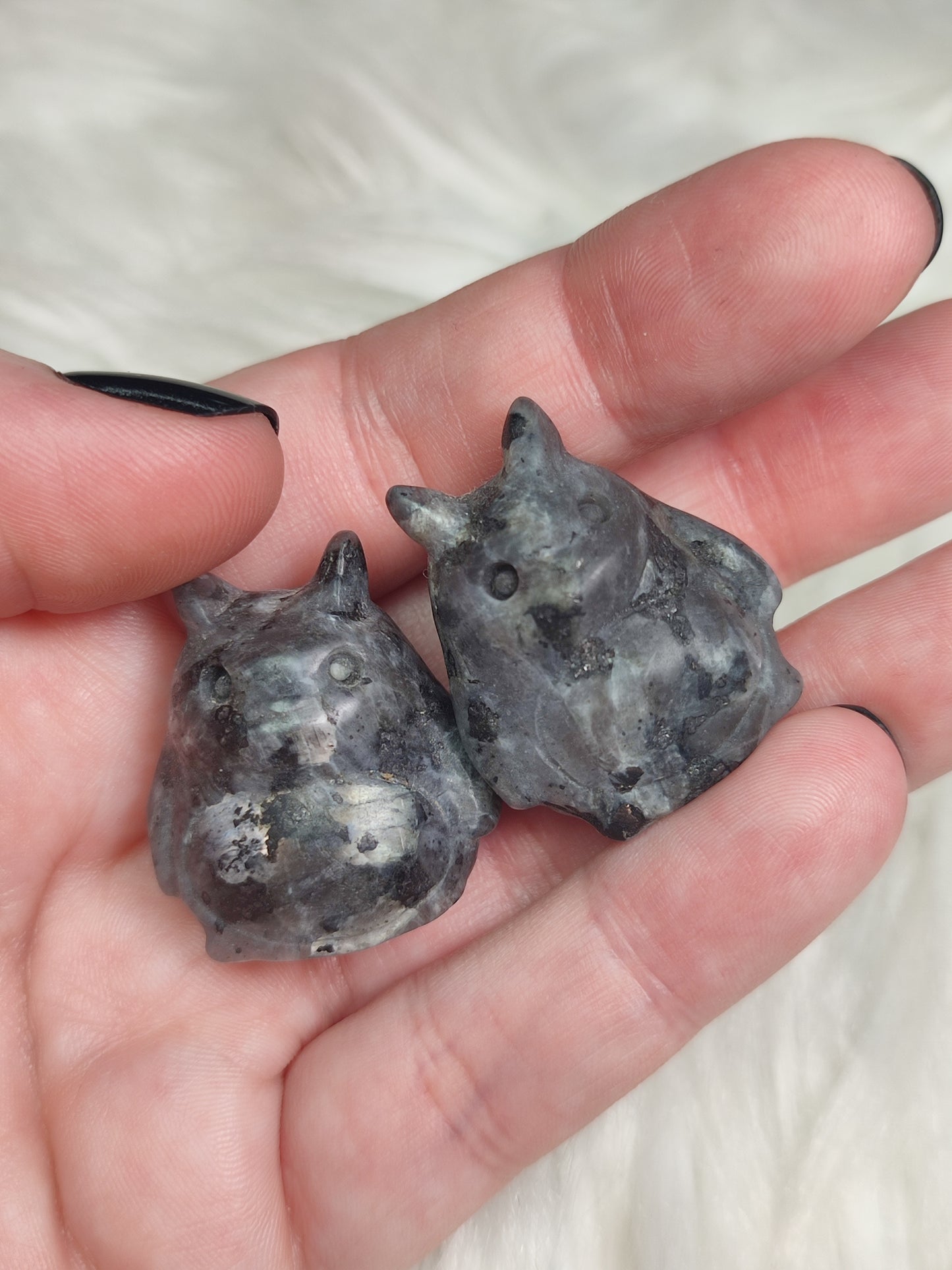 Mi vecino Totoro tallado en larvikita