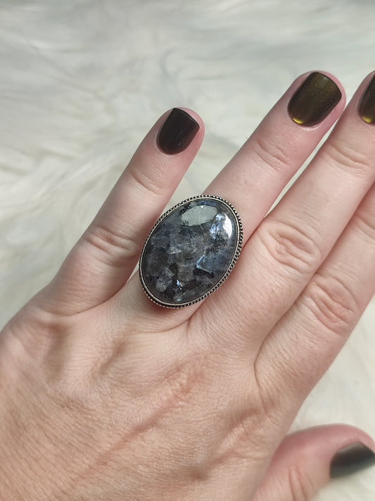 Anillo baño de plata con larvikita