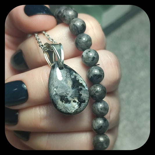 Conjunto colgante y pulsera larvikita