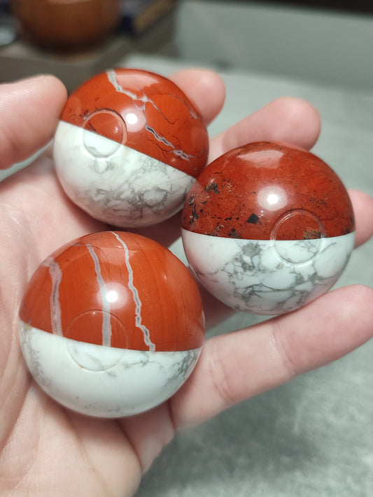 Pokeball - jaspe rojo y howlita