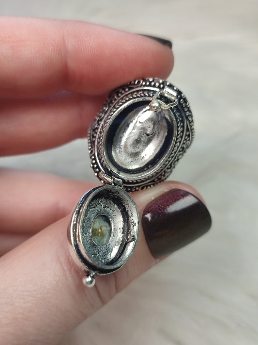 Anillo baño de plata con lapislázuli modelo relicario