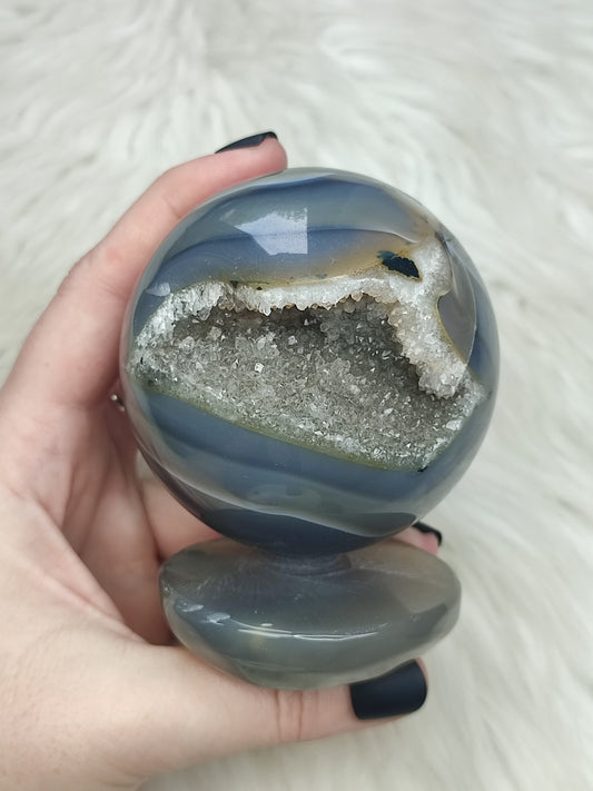 Esfera con peana de ágata cristalizada - 612 gramos