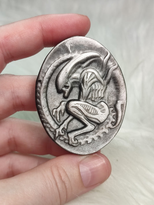 Medallón Alien Xenoformo - Obsidiana plateada