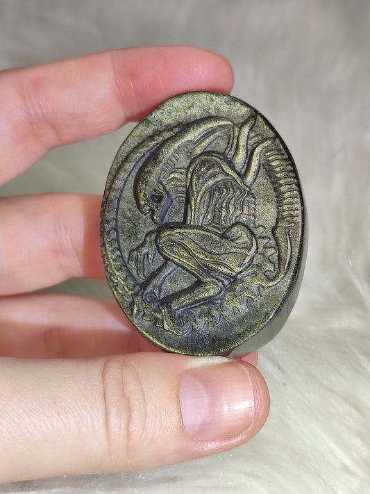 Medallón Alien Xenoformo - Obsidiana dorada