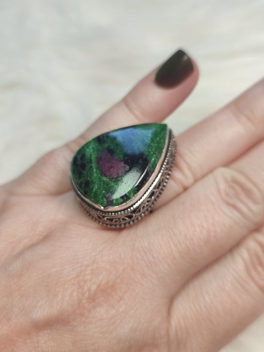 Anillo baño de plata y zoisita con rubi