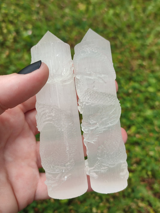 Punta selenita con dragón tallado