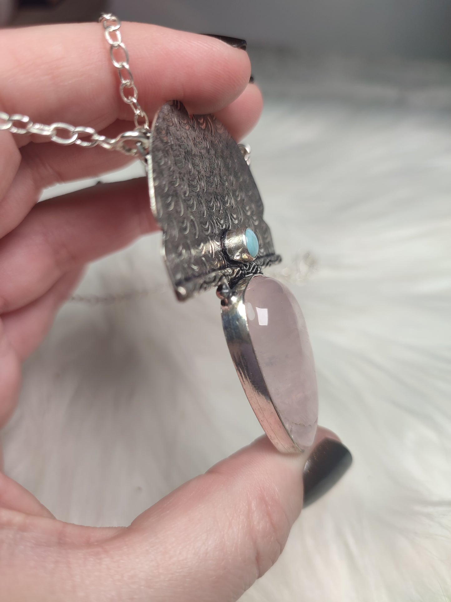 Collar baño de plata con cuarzo rosa y larimar