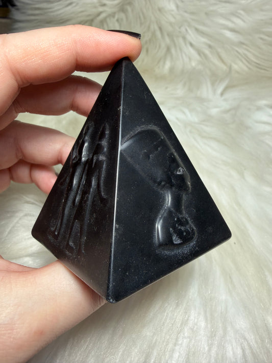Pirámide egipcia con diseño obsidiana