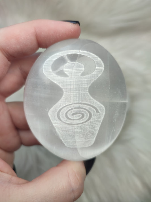Rodado de selenita con diosa espiral tallado