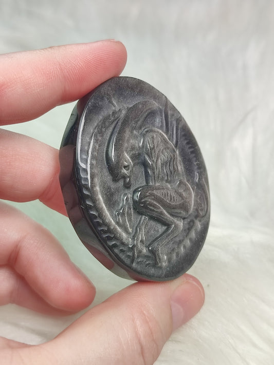 Medallón Alien Xenoformo - Obsidiana plateada