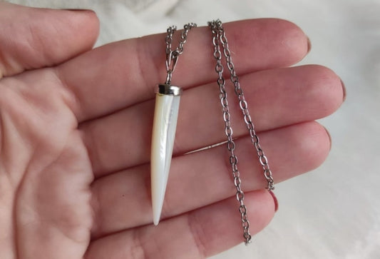 Colgante colmillo nacar