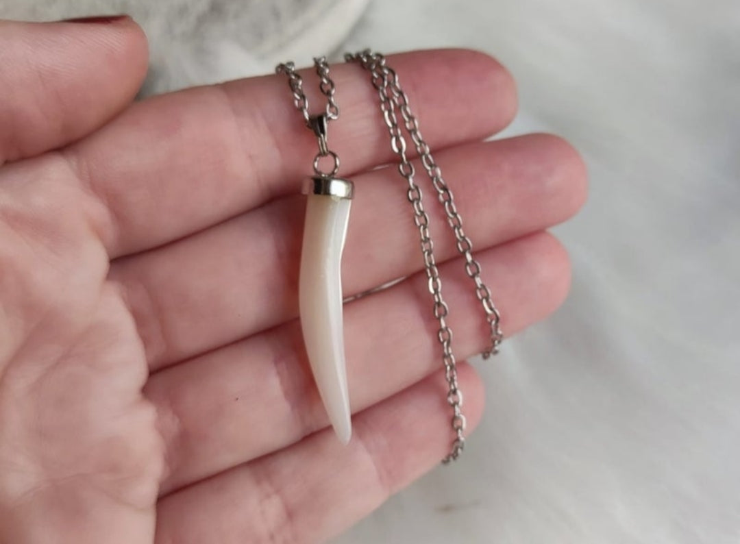 Colgante colmillo nacar