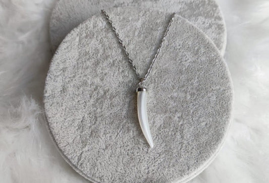 Colgante colmillo nacar