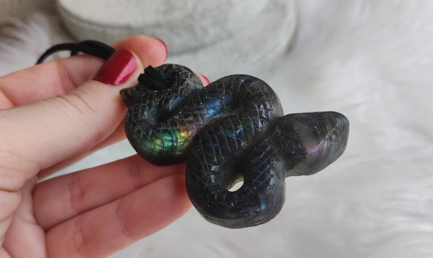 Serpiente tallada en labradorita con destellos morados
