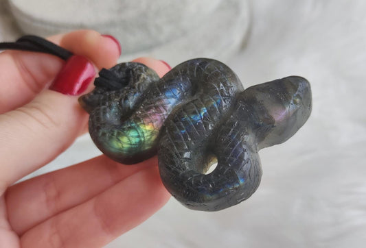 Serpiente tallada en labradorita con destellos morados