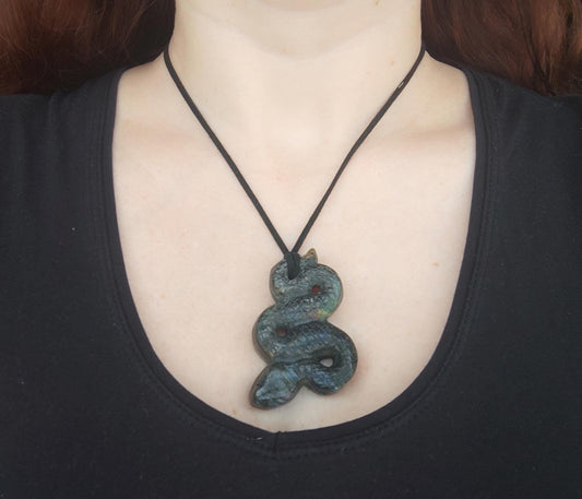 Serpiente tallada en labradorita con destellos morados