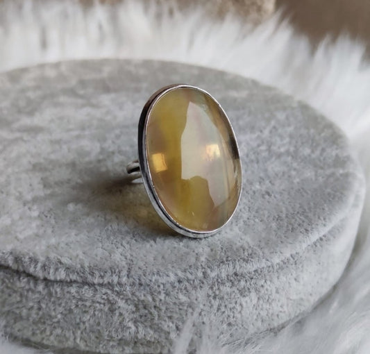 Anillo baño de plata con fluorita amarilla