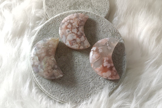 Luna tallada en agata sakura