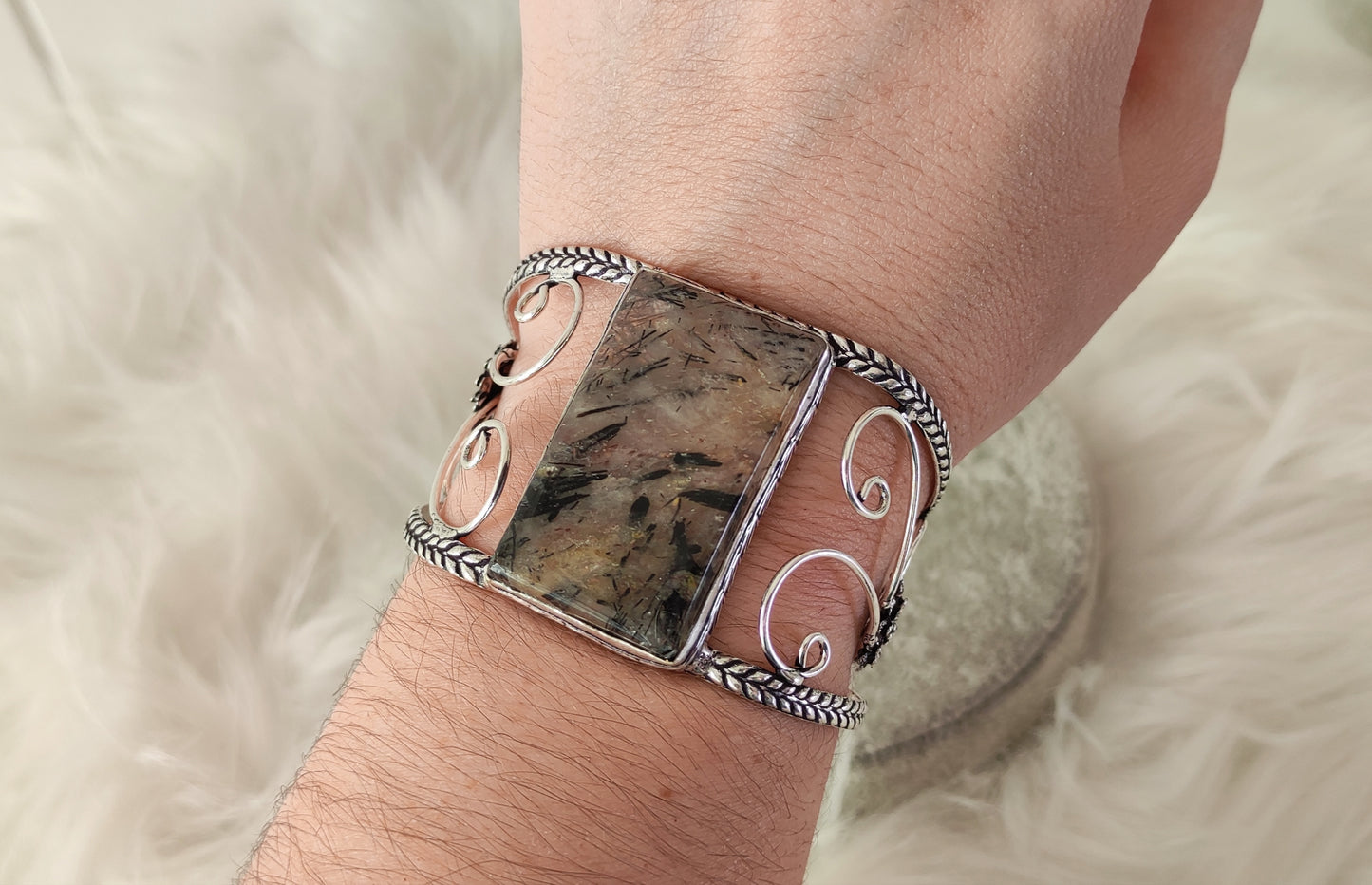 Brazalete ajustable baño de plata con cuarzo turmalina negra