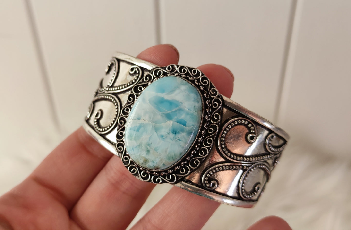 Brazalete ajustable baño de plata con larimar