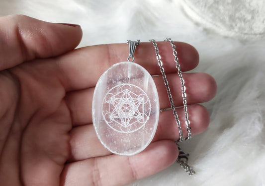 Collar acero con selenita tallada - Cubo metatron