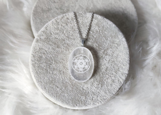 Collar acero con selenita tallada - Cubo metatron