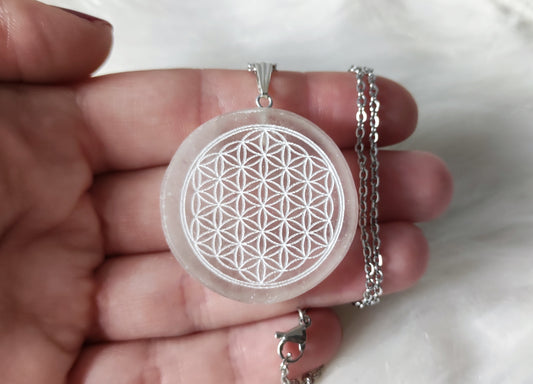 Collar acero con selenita tallada - Flor vida