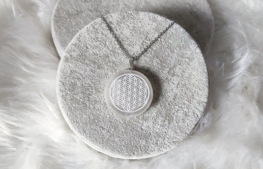 Collar acero con selenita tallada - Flor vida