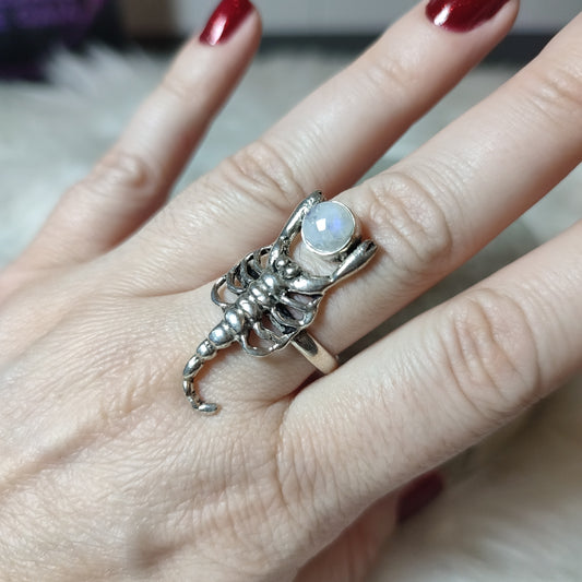 Anillo baño de plata piedra luna y escorpión