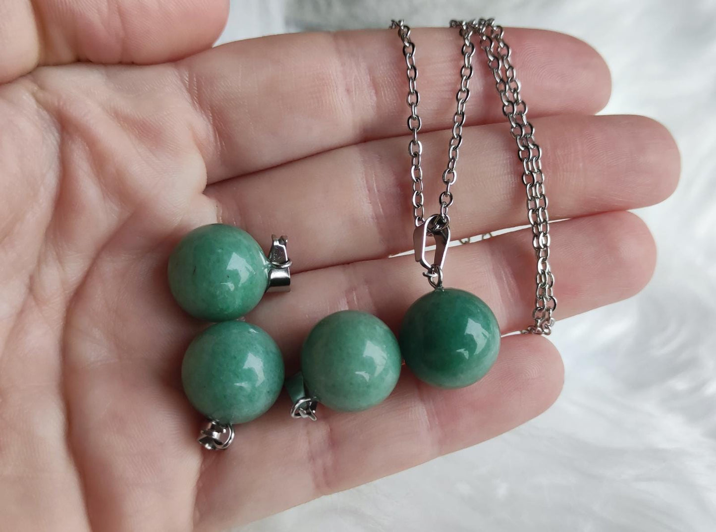 Collar con diversas esferas minerales