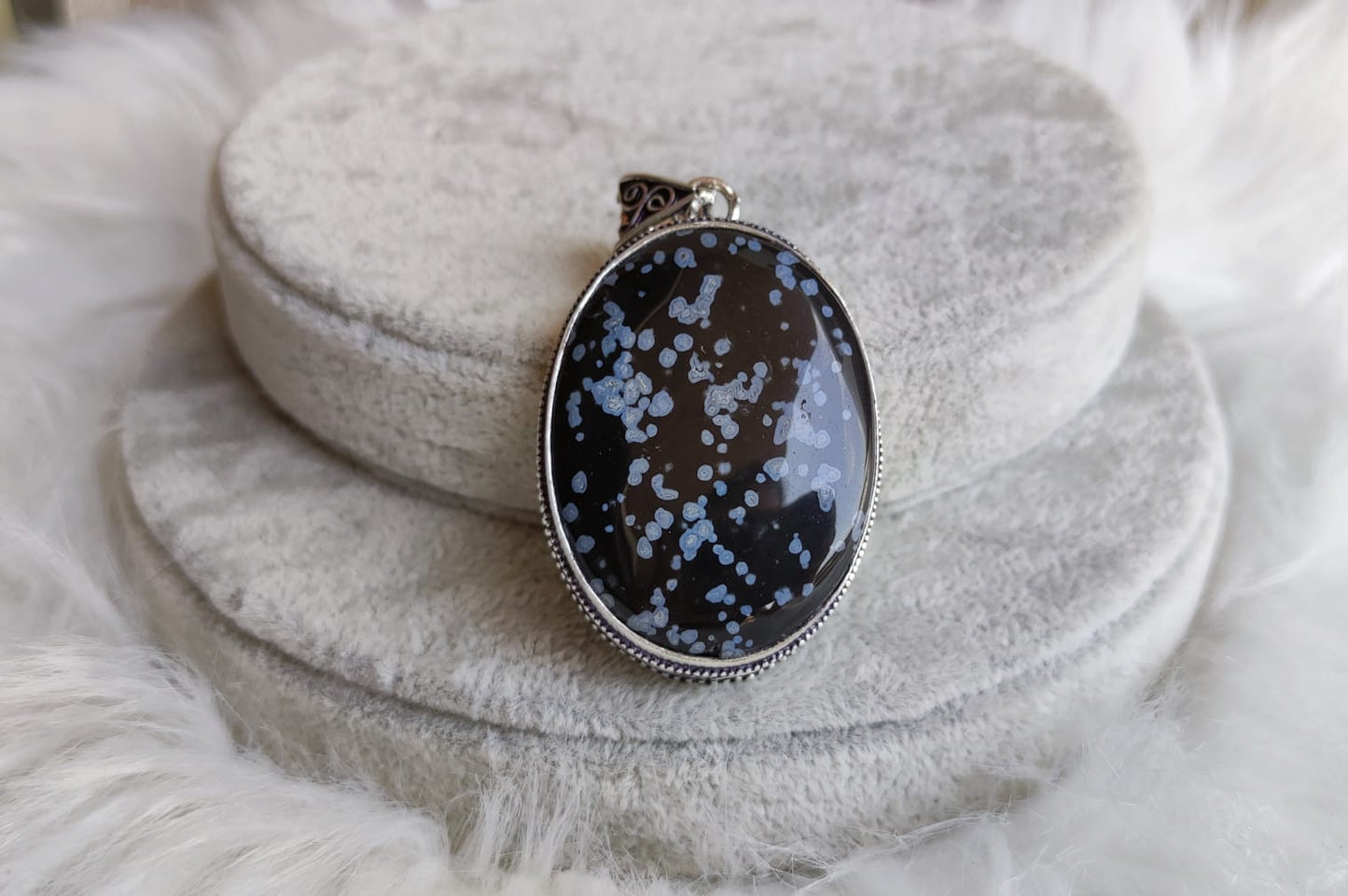 Gran Colgante baño de plata con Obsidiana nevada