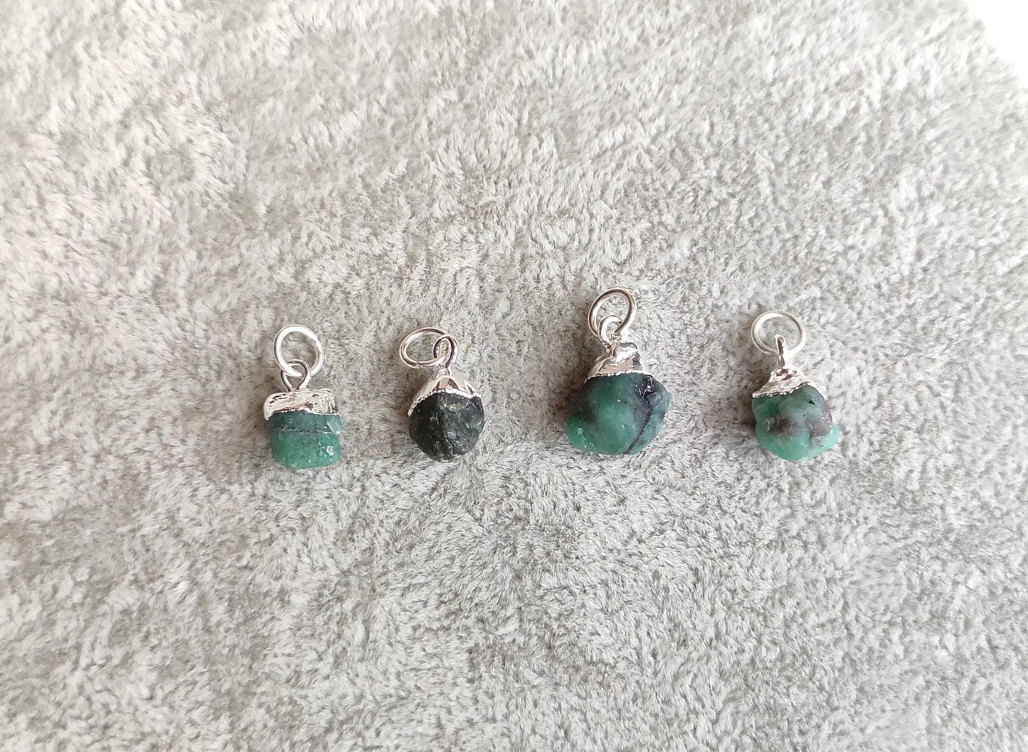 Collar baño de plata con esmeralda en bruto