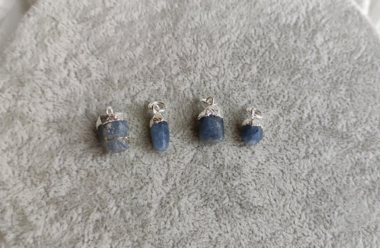 Collar baño de plata con zafiro en bruto