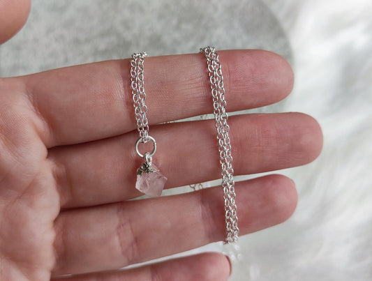 Collar baño de plata con Cuarzo rosa en bruto