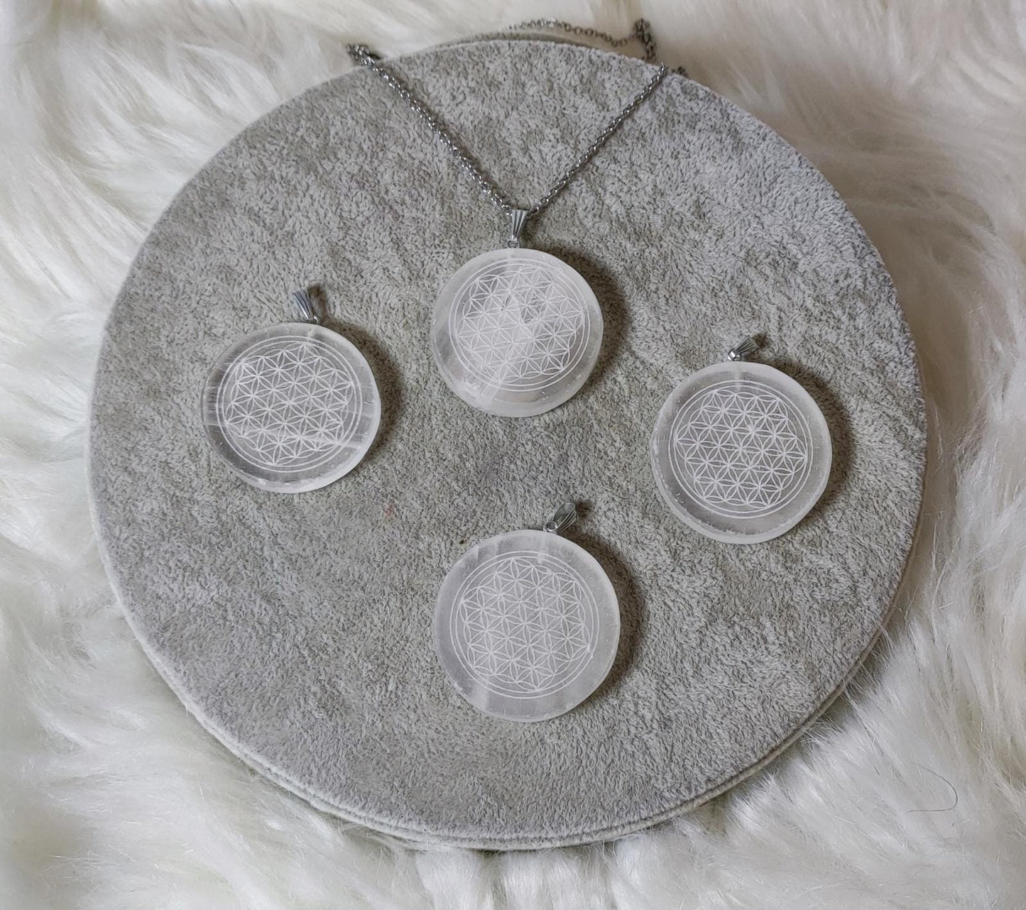 Collar acero con selenita tallada - Flor vida