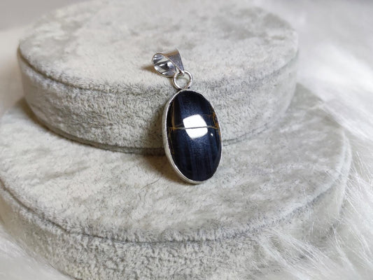 Colgante baño de plata con ojo de halcón