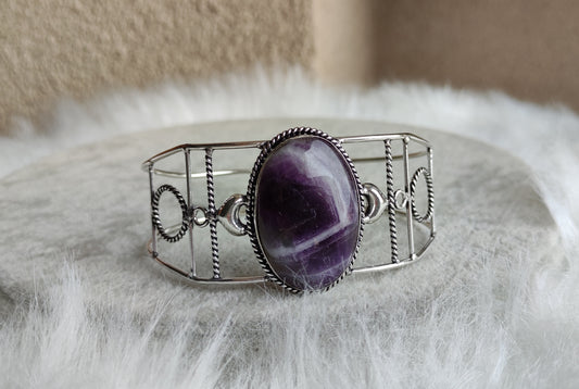 Brazalete ajustable baño de plata con amatista chevron