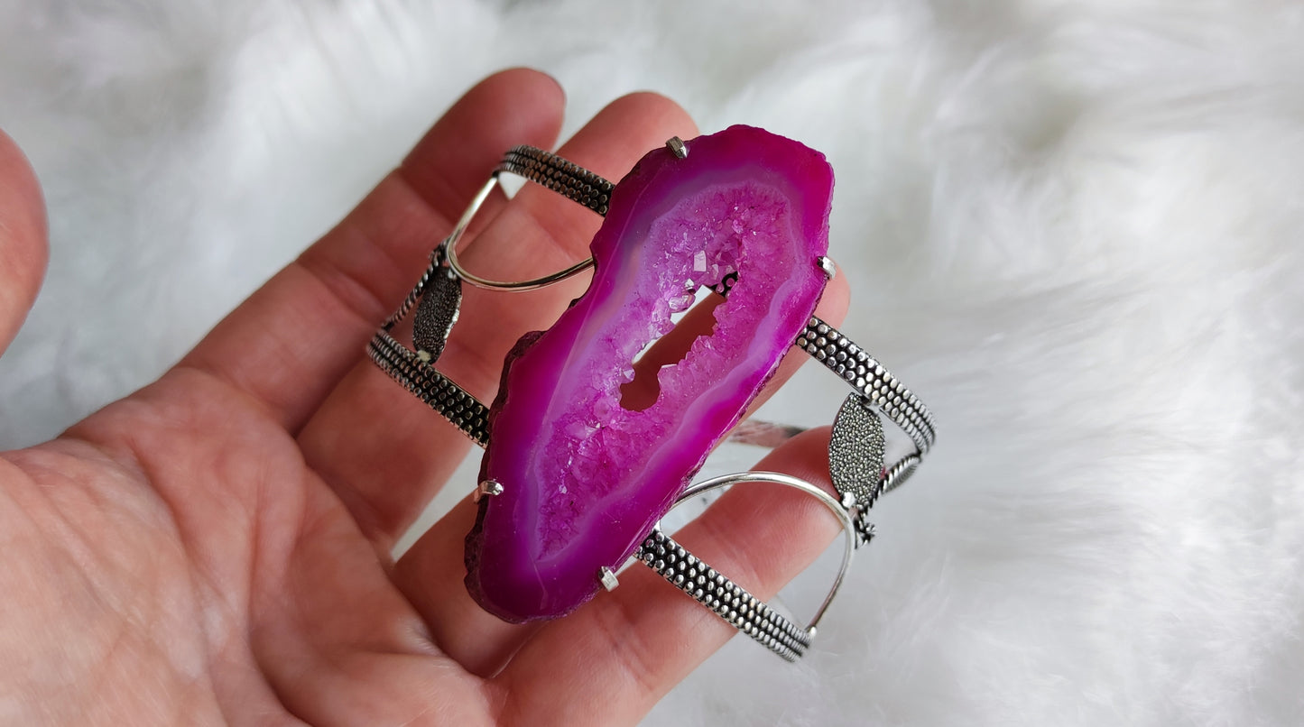 Brazalete ajustable baño de plata con agata geoda drusada rosa