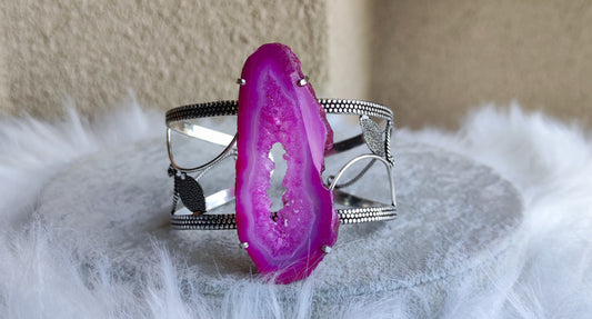 Brazalete ajustable baño de plata con agata geoda drusada rosa