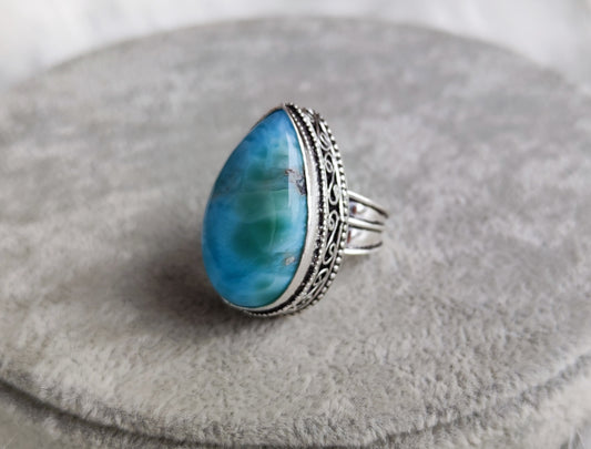 Anillo baño de plata con larimar